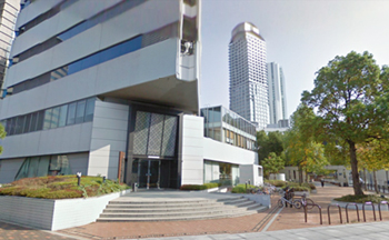 大阪梅田院の店舗前